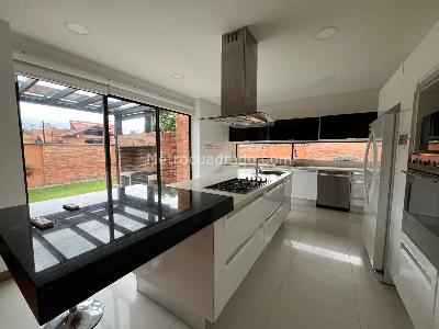 Casa de 4 alcobas en venta en San Jose De Bavaria, Bogotá, 800 m² · foto 2 de 20