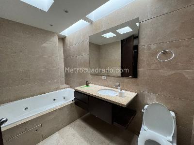 Casa de 4 alcobas en venta en San Jose De Bavaria, Bogotá, 800 m² · foto 4 de 20