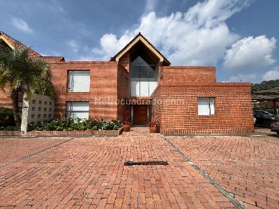 Casa de 5 alcobas en venta en San Jose De Bavaria, Bogotá, 800 m² · foto 1 de 20