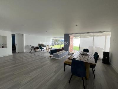 Casa de 5 alcobas en venta en San Jose De Bavaria, Bogotá, 800 m² · foto 2 de 20