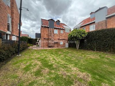 Casa de 4 alcobas en venta en San Jose De Bavaria, Bogotá, 800 m² · foto 2 de 19