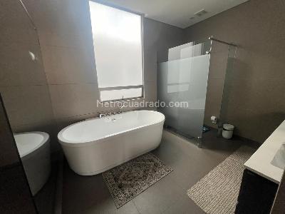 Apartamento de 3 alcobas en arriendo en Refugio Chico Central, Bogotá, 377 m² · foto 11 de 20