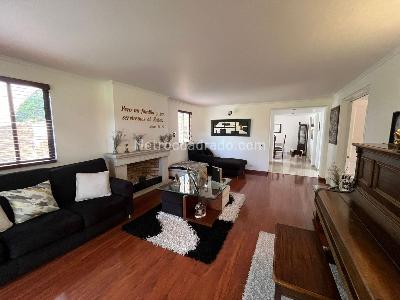 Casa de 4 alcobas en venta en San Jose De Bavaria, Bogotá, 1100 m² · foto 2 de 20