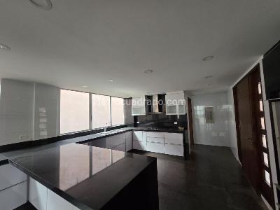 Casa de 5 alcobas en venta en San Jose De Bavaria, Bogotá, 800 m² · foto 2 de 20