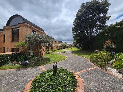 Casa de 3 alcobas en venta en San Jose De Bavaria, Bogotá, 780 m² · foto 2 de 20