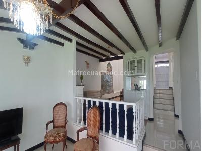 Casa de 5 alcobas en arriendo en Santa Barbara Central, Bogotá, 336 m² · foto 2 de 19