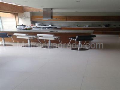 Casa de 5 alcobas en venta en San Jose De Bavaria, Bogotá, 1000 m² · foto 2 de 15