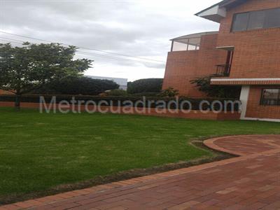 Casa de 5 alcobas en venta en San Jose De Bavaria, Bogotá, 1600 m² · foto 1 de 20