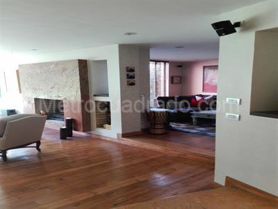 Casa de 5 alcobas en venta en San Jose De Bavaria, Bogotá, 800 m² · foto 2 de 11