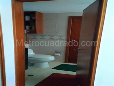 Casa de 5 alcobas en venta en San Jose De Bavaria, Bogotá, 800 m² · foto 3 de 7