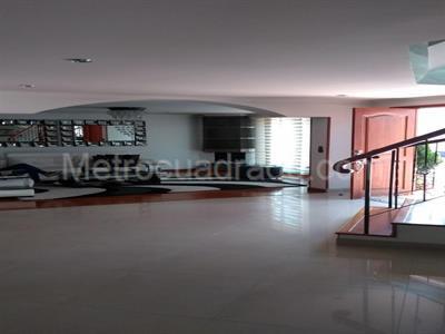 Casa de 5 alcobas en venta en San Jose De Bavaria, Bogotá, 570 m² · foto 2 de 7