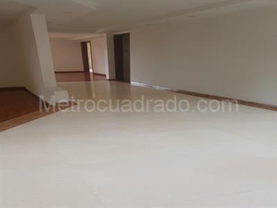 Casa de 4 alcobas en venta en San Jose De Bavaria, Bogotá, 800 m² · foto 2 de 18