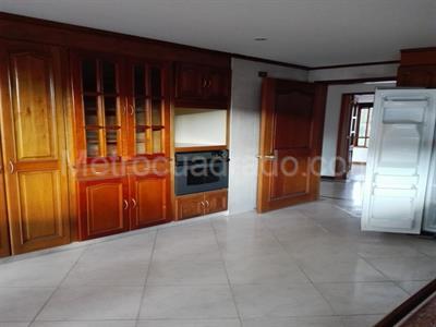 Casa de 4 alcobas en arriendo en San Jose De Bavaria, Bogotá, 800 m² · foto 2 de 9