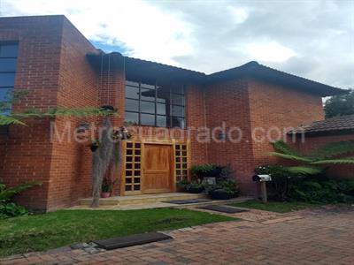 Casa de 3 alcobas en venta en San Jose De Bavaria, Bogotá, 800 m² · foto 2 de 13