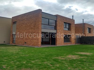 Casa de 3 alcobas en venta en San Jose De Bavaria, Bogotá, 800 m² · foto 2 de 15