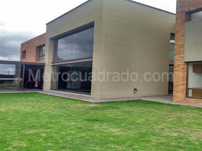 Casa de 3 alcobas en venta en San Jose De Bavaria, Bogotá, 800 m² · foto 3 de 15