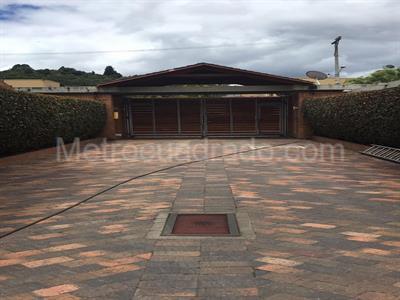 Casa de 4 alcobas en venta en San Jose De Bavaria, Bogotá, 400 m² · foto 2 de 13