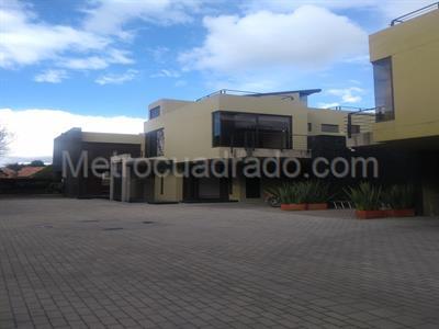 Casa de 5 alcobas en venta en San Jose De Bavaria, Bogotá, 720 m² · foto 2 de 17