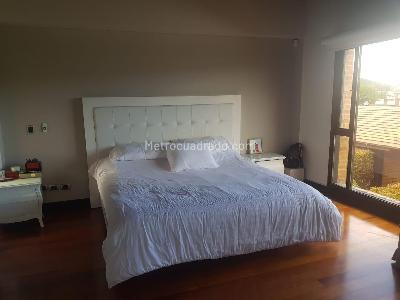 Casa de 4 alcobas en venta en San Jose De Bavaria, Bogotá, 460 m² · foto 2 de 16