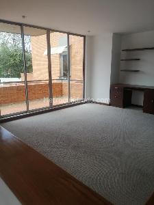Casa de 3 alcobas en venta en San Jose De Bavaria, Bogotá, 320 m² · foto 2 de 7