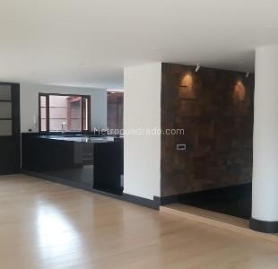 Casa de 4 alcobas en venta en San Jose De Bavaria, Bogotá, 540 m² · foto 2 de 7