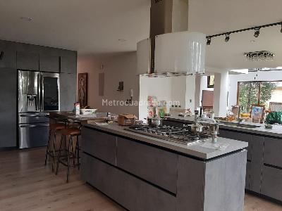Casa de 5 alcobas en venta en San Jose De Bavaria, Bogotá, 520 m² · foto 2 de 11