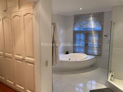 Casa de 3 alcobas en venta en San Jose De Bavaria, Bogotá, 370 m² · foto 3 de 10