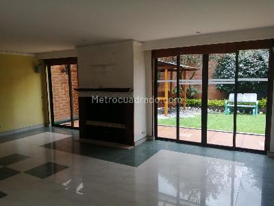 Casa de 4 alcobas en venta en San Jose De Bavaria, Bogotá, 220 m² · foto 2 de 11