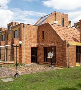 Casa de 4 alcobas en venta en San Jose De Bavaria, Bogotá, 350 m² · foto 2 de 8