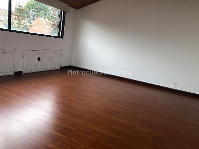 Casa de 4 alcobas en venta en San Jose De Bavaria, Bogotá, 300 m² · foto 2 de 6