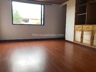 Casa de 4 alcobas en venta en San Jose De Bavaria, Bogotá, 300 m² · foto 5 de 6