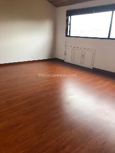 Casa de 4 alcobas en venta en San Jose De Bavaria, Bogotá, 300 m² · foto 3 de 7