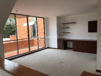 Casa de 3 alcobas en venta en San Jose De Bavaria, Bogotá, 390 m² · foto 2 de 13