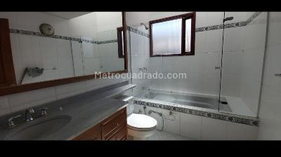 Casa de 4 alcobas en venta en San Jose De Bavaria, Bogotá, 500 m² · foto 3 de 11