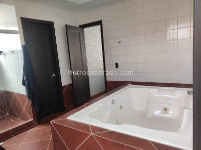 Casa de 4 alcobas en venta en San Jose De Bavaria, Bogotá, 500 m² · foto 5 de 11