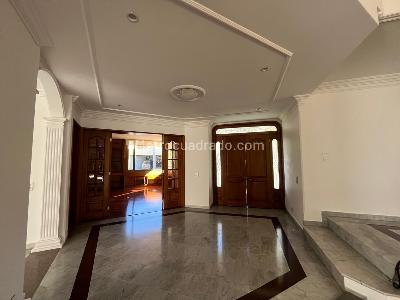 Casa de 5 alcobas en arriendo en San Jose De Bavaria, Bogotá, 350 m² · foto 2 de 20