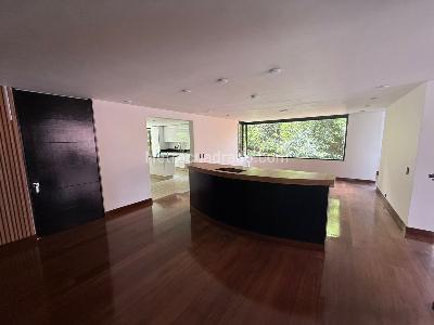 Apartamento de 3 alcobas en venta en Los Rosales, Bogotá, 250 m² · foto 2 de 10