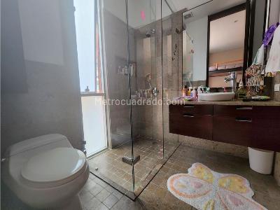 Apartamento de 3 alcobas en venta en El Refugio, Bogotá, 197 m² · foto 13 de 20