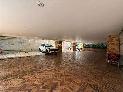Apartamento de 2 alcobas en venta en El Refugio, Bogotá, 165 m² · foto 16 de 17