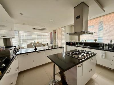 Apartamento de 3 alcobas en venta en La Cabrera, Bogotá, 235 m² · foto 6 de 16