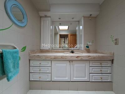 Apartamento de 3 alcobas en venta en La Carolina, Bogotá, 285 m² · foto 14 de 18