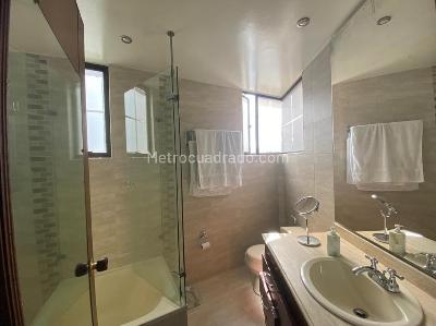 Apartamento de 2 alcobas en venta en La Carolina, Bogotá, 240 m² · foto 2 de 9