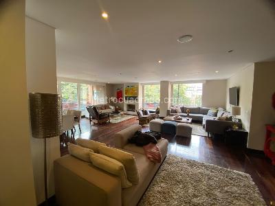 Apartamento de 2 alcobas en venta en Los Rosales, Bogotá, 210 m² · foto 2 de 16