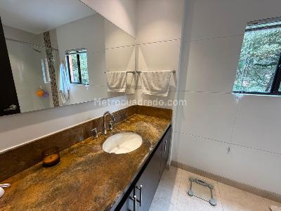 Apartamento de 3 alcobas en venta en Cerros De Santa Barbara, Bogotá, 229 m² · foto 13 de 19