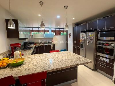 Apartamento de 3 alcobas en venta en Cerros De Santa Barbara, Bogotá, 229 m² · foto 2 de 19