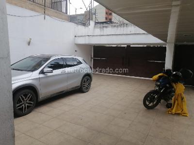 Casa de 5 alcobas en venta en Santa Paula, Bogotá, 800 m² · foto 2 de 14