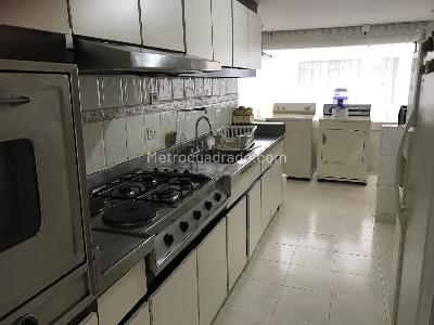Apartamento de 3 alcobas en venta en Los Rosales, Bogotá, 184 m² · foto 4 de 17