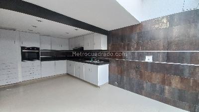 Casa de 3 alcobas en venta en Santa Coloma, Bogotá, 192 m² · foto 3 de 20