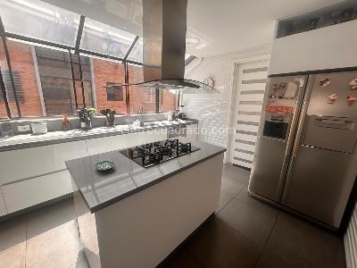 Apartamento de 3 alcobas en venta en Chico San Patricio, Bogotá, 214 m² · foto 10 de 20