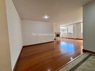 Apartamento de 3 alcobas en venta en Chico, Bogotá, 122 m² · foto 2 de 15